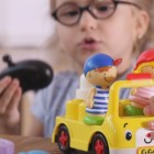 Zdalnie sterowany autobus szkolny - zestaw klocków