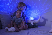 Cloud b® Tranquil Whale™ White Family - Lampka z projekcją świetlną i grzechotką - Wieloryb biały