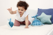 Cloud b® Tranquil Whale™ Blue Family - Lampka z projekcją świetlną i grzechotką -Wieloryb niebieski