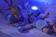 Cloud b® Tranquil Whale™ Blue Family - Lampka z projekcją świetlną i grzechotką -Wieloryb niebieski