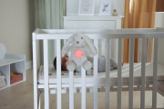 Szumiący królik z czujnikiem ruchu i pozytywką - Cloud b® LoveLight Buddies Billy Bunny™