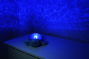 Lampka z pozytywką - Żółw podwodny fioletowy ECO - Cloud b® Tranquil Turtle™