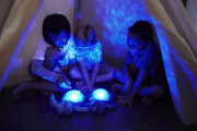 Cloud b® Tranquil Turtle™ Aqua - Lampka nocna z projekcją świetlną - Żółw podwodny fioletowy 3