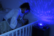 Cloud b® Tranquil Turtle™ Aqua - Lampka nocna z projekcją świetlną - Żółw podwodny fioletowy 5