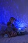 Cloud b® Tranquil Whale™ Blue Family - Lampka z projekcją świetlną i grzechotką -Wieloryb niebieski 5