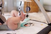 Gimnastyka/mata edukacyjna z pałąkami Magiczna Kraina czarno-biała  Opakowanie e-commerce 7