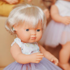 Lalka w ubranku  dziewczynka Europejka z implantem ślimakowym i jasnymi blond włosami 38 cm  3