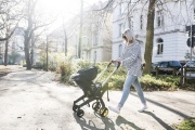 Mobilny fotelik samochodowy Doona+ Midnight + torba Essential 2